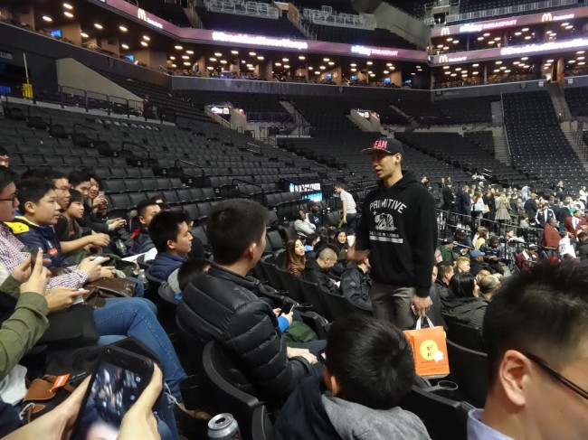 Jeremy Lin meets with Apex mentees.